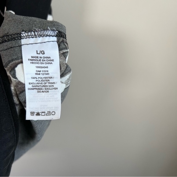 Dynamite Sleeveless Split Back Floral Blouse Black with White Floral Large - Picture 6 of 8